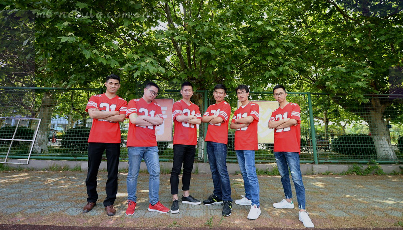 四条不同宽高比的屏幕轮廓并列，边缘带细网格与高光